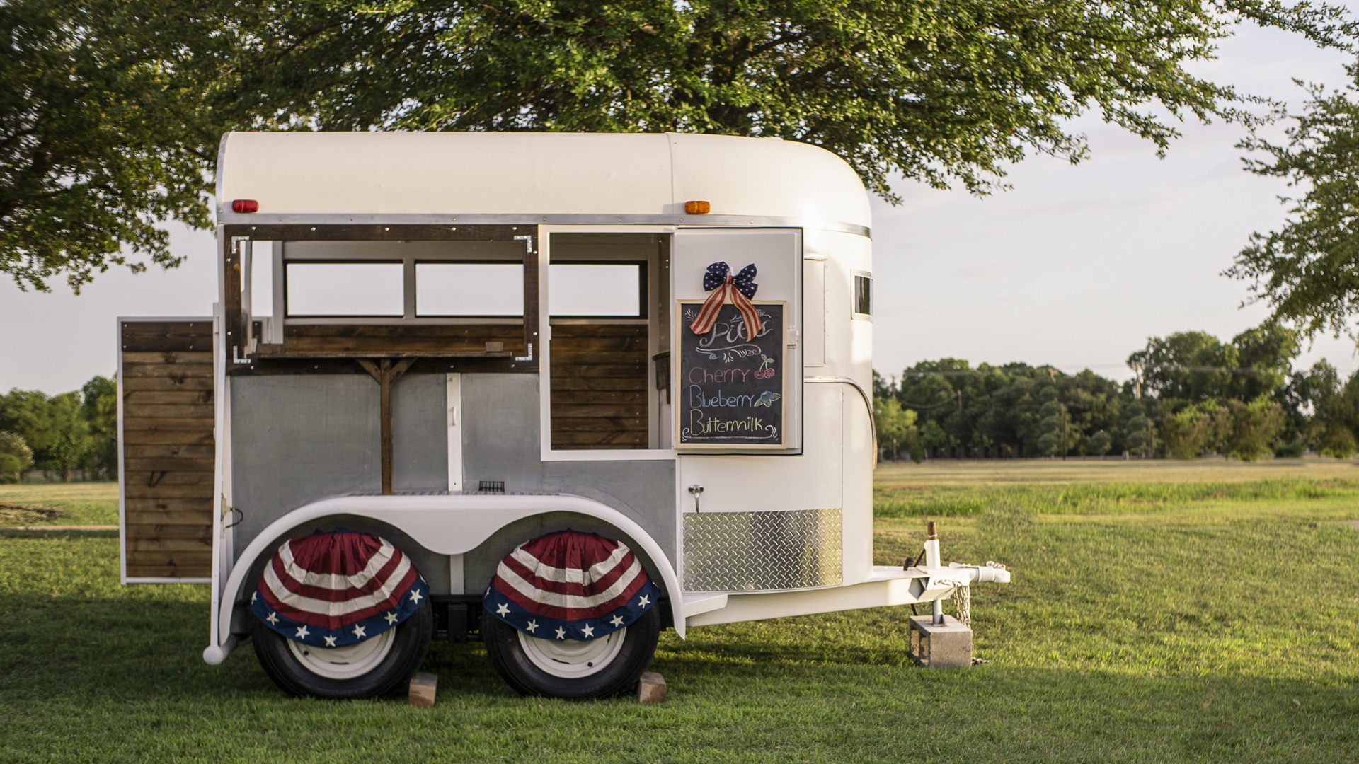 Maggie The Horse Trailer Mobile Bar